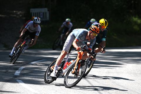 Live Tour de France | Kopgroep met Thymen Arensman lijkt te gaan strijden om zege in lastige etappe 18
