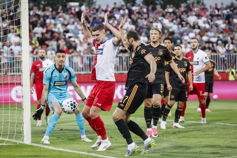 Live Conference League | Steven Berghuis stelt orde op zaken met keiharde uithaal: Ajax op voorsprong