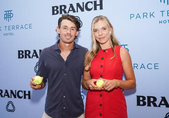 Populaire tennisster (29) steelt de show op huwelijksreis met opvallende outfit: 'Je ziet er in alles fantastisch uit'