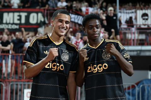Piepjonge speler van Ajax (16) maakt indruk: lovende woorden vanuit het buitenland na glansrol