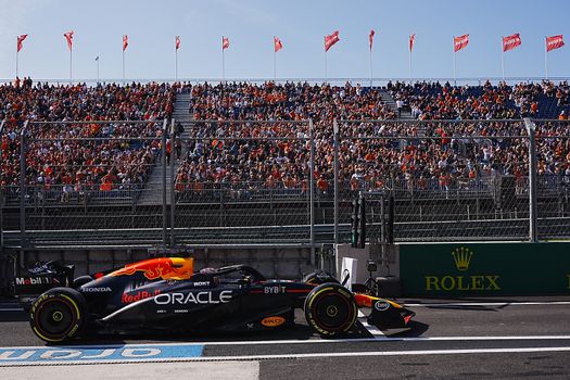 Check de beelden: Nederlandse fans moedigen Max Verstappen aan op regenachtige GP van Zandvoort