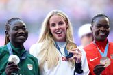 Keely Hodgkinson toon haar gouden olympische medaille. © Getty Images