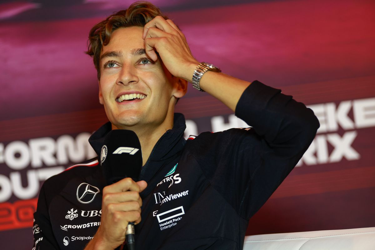 George Russell speculeert vol humor over nieuwe teamgenoot: 'Kimi Raikkonen?'