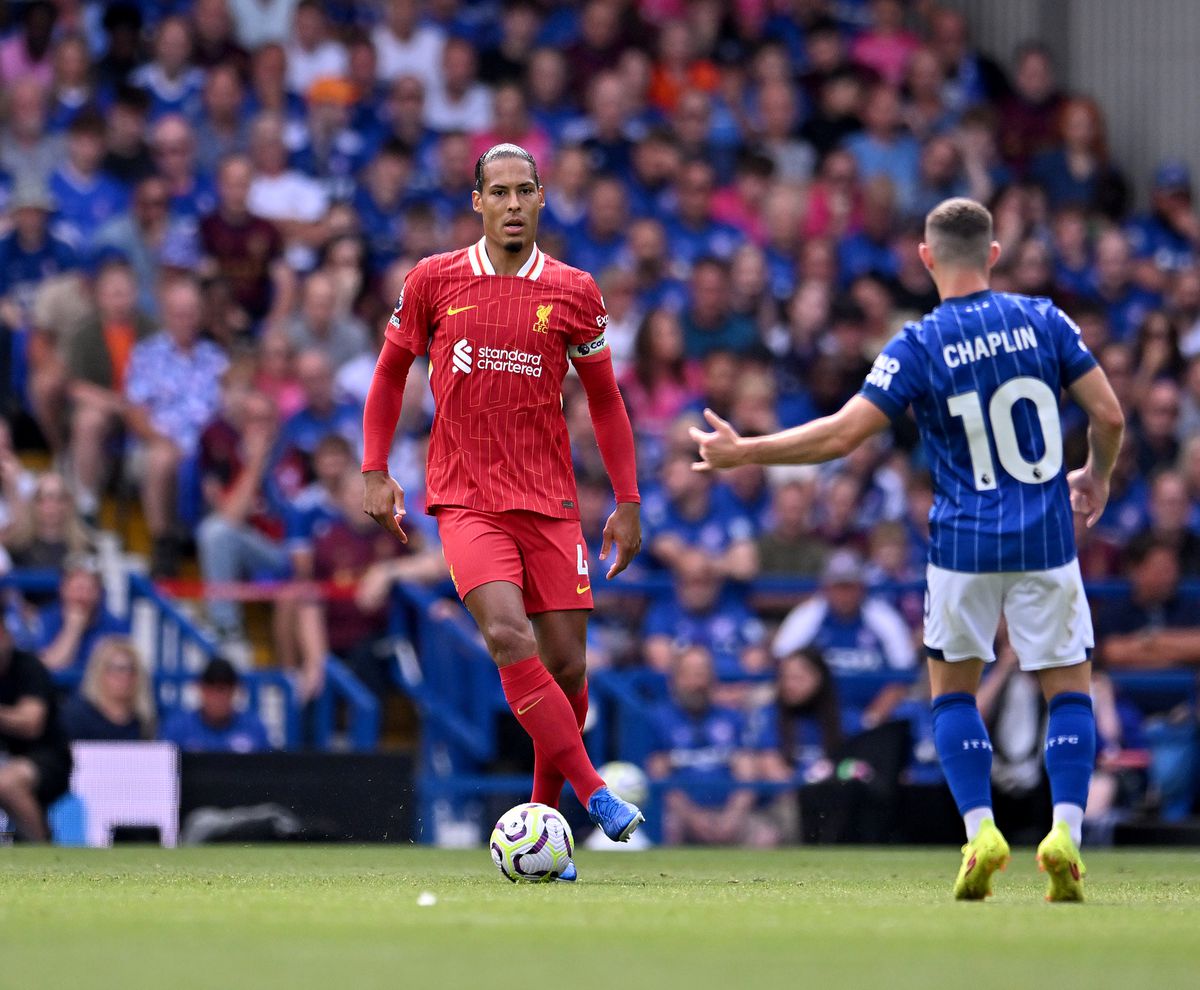 Virgil van Dijk verbaast Arne Slot bij Liverpool: 'Dat zie ik nu pas met mijn eigen ogen'