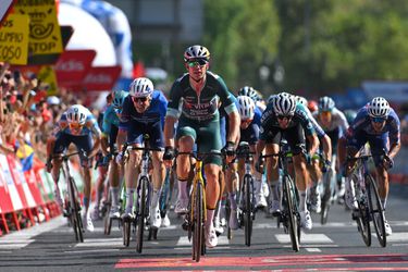 Wout van Aert houdt hijgende klassementsrenners achter zich en wint zevende etappe Vuelta