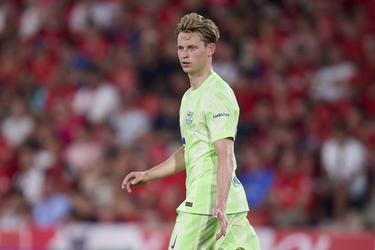 'Kersverse vader' Frenkie de Jong ontbreekt bij FC Barcelona en blijft bij vrouw Mikky Kiemeney