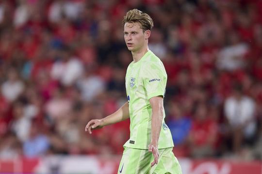 'Kersverse vader' Frenkie de Jong ontbreekt bij FC Barcelona en blijft bij vrouw Mikky Kiemeney