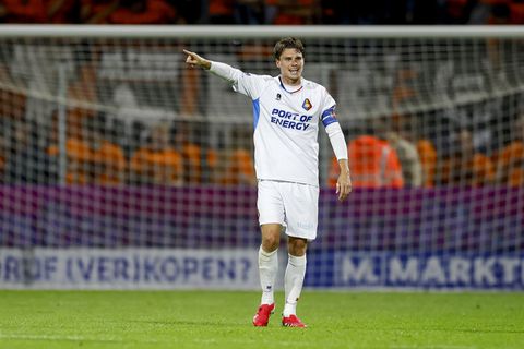 Vissersderby Telstar - FC Volendam in blessuretijd gestaakt na bekogelen van grensrechter