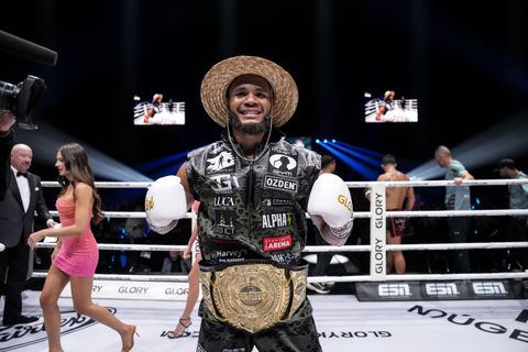 Wereldkampioen Chico Kwasi schrijft geschiedenis bij Glory: 'Dit is waar ik als kind van droomde'