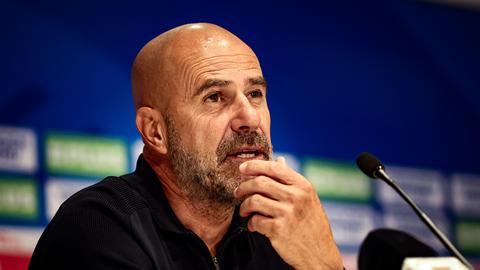 Jonge PSV-fan zorgt voor grote grijns bij Peter Bosz: 'Mijn vrouw denkt soms ook: ga jij maar ergens anders slapen...'