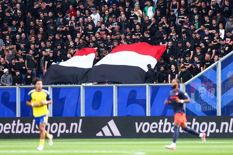 Live Eredivisie | Duel tussen SC Cambuur en Feyenoord onderbroken: fans van Rotterdammers steken vuurwerk af