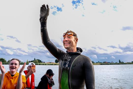 Zwemlegende Maarten van der Weijden onthult gebruik van opvallend voorwerp tijdens helse tocht
