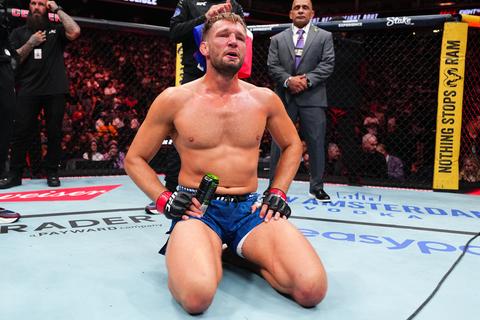 Emoties bij UFC-vechter Reinier de Ridder (35) na succes in nieuwe klasse: 'Ik ben al weken weg van ze'