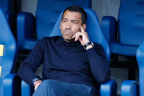 Giovanni van Bronckhorst gaat diep door het stof na vuurwerkincident Feyenoord: 'Mijn excuses aan de supporters'