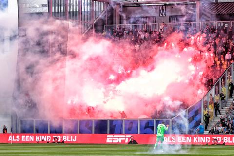 Keeper Feyenoord veroordeelt vuurwerkincident van eigen fans bij Cambuur: 'Beangstigend voor iedereen'
