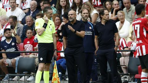 PSV-trainer Peter Bosz spreekt zich uit over 'geweldige' spelregel in het voetbal: 'Sta op, man'