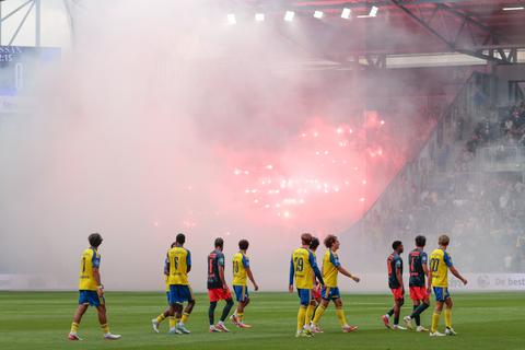Duel tussen Cambuur en Feyenoord hervat ondanks bizar vuurwerkincident