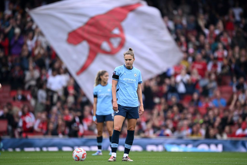 Vivianne Miedema krijgt staande ovatie van tegenstander na pijnlijk afscheid en ziet partner Beth Mead tegen haar scoren