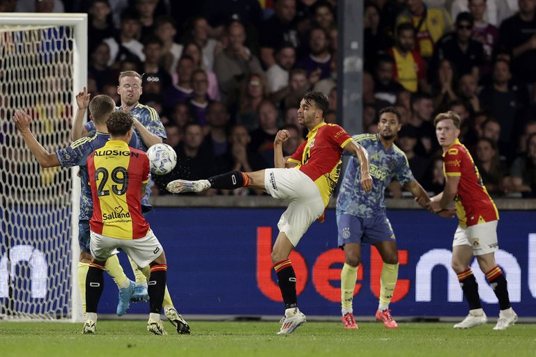 Veelzeggende reactie van eerlijke Remko Pasveer op penaltymoment tegen Go Ahead Eagles: 'Oh...'