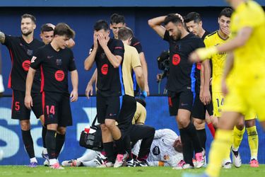 Marc-André ter Stegen op brancard van het veld na botsing met Villarreal-spelers