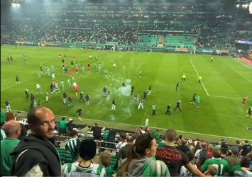 Voetbalderby loopt compleet uit de hand: fans bekogelen elkaar met vuurwerk, veel politieagenten gewond