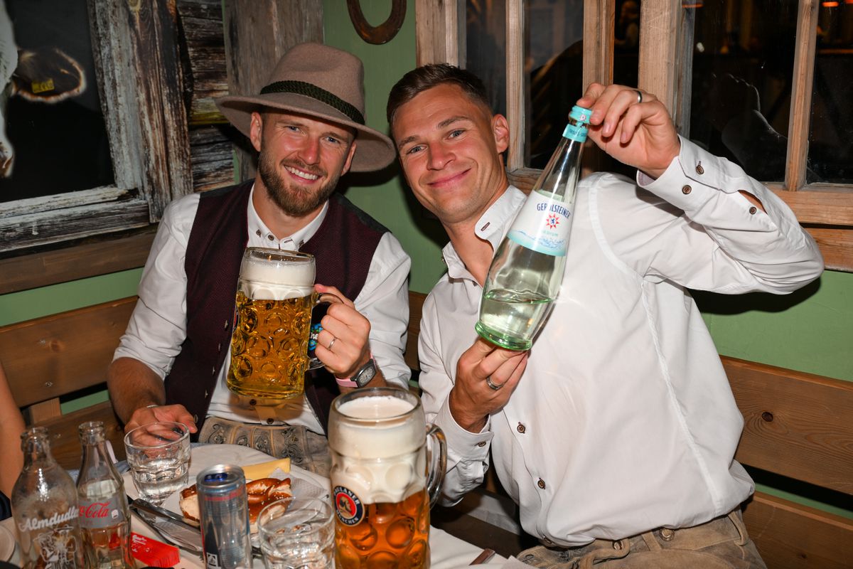 Bayern München-spelers laten bier rijkelijk vloeien tijdens Oktoberfest: 'Als ze maar fit zijn maandag'