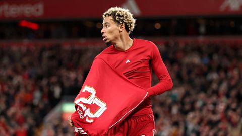 Arne Slot ziet dat Liverpool-speler ontzettend domme actie moet bekopen met rood