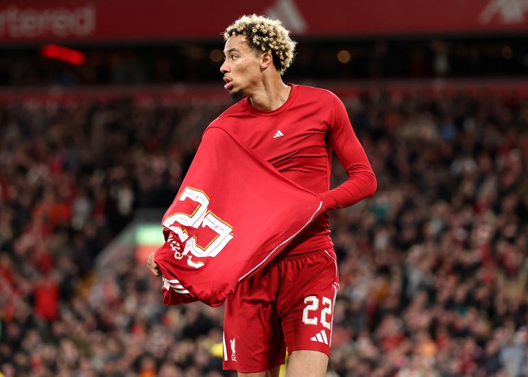 Arne Slot ziet dat Liverpool-speler ontzettend domme actie moet bekopen met rood