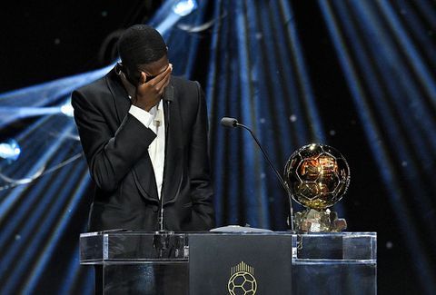 'Beste voetballer ter wereld' Ousmane Dembélé in tranen na winnen van bijzondere prijs