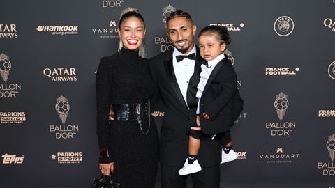 Vrouw van topvoetballer die Ballon d'Or misliep haalt uit: 'Absurd!'