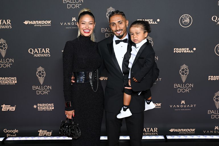 Vrouw van topvoetballer die Ballon d'Or misliep haalt uit: 'Absurd!'