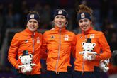 De gouden Carlijn Achtereekte (m) tussen Ireen Wüst en Antoinette de Jong na de 3000 meter op de Spelen van 2018. © Getty Images