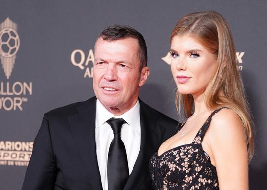 Ex-topvoetballer (64) schittert tijdens Ballon d'Or met veel jongere vrouw na vijfde scheiding