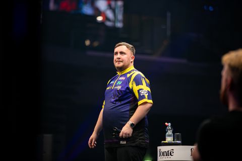 Kritiek op 'onzinfilmpje' van dartskampioen Luke Littler (18): 'Ik had een andere outfit gekozen'