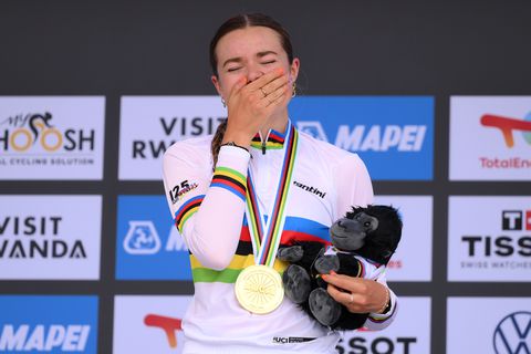 Nederlands wielertalent (18) in tranen na wereldtitel tijdrijden: 'Met de foto van haar moeder in haar achterzak'