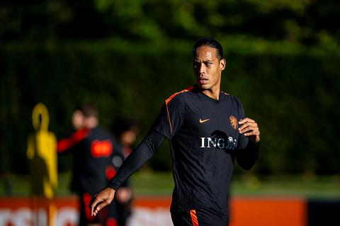 Oranje-aanvoerder Virgil van Dijk binnen 'tien seconden' overtuigd door bondscoach Xavi: 'Je wilt waardering voelen'