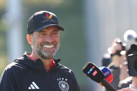 Duitse bondscoach Jürgen Klopp grapt over collega Xavi: 'Hij kent de Nederlandse spelers alleen van tv'