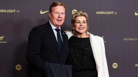 Grote namen uit voetbalwereld bewijzen laatste eer aan Bartina Koeman tijdens uitvaart