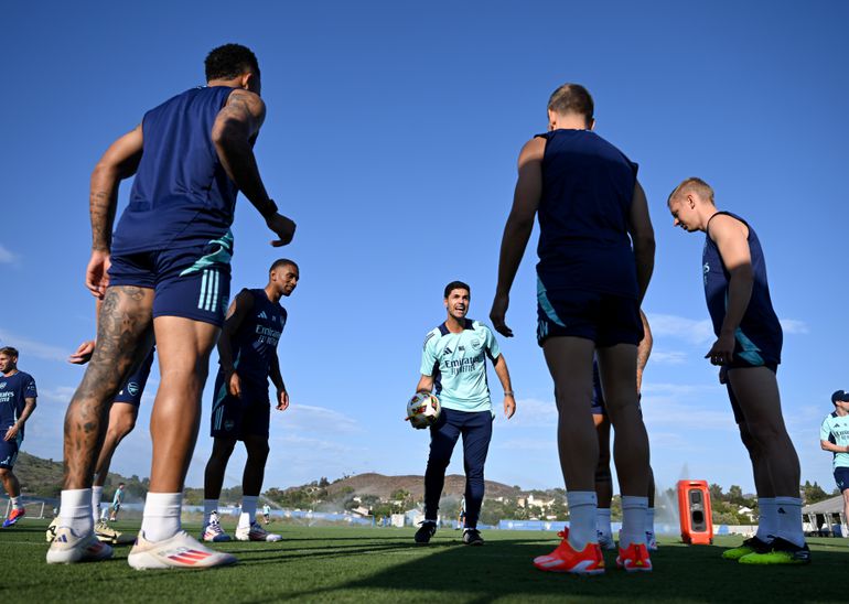 Arsenal-trainer Mikel Arteta komt na 'zakkenrollers' met nieuwe truc: 'We waren in shock'