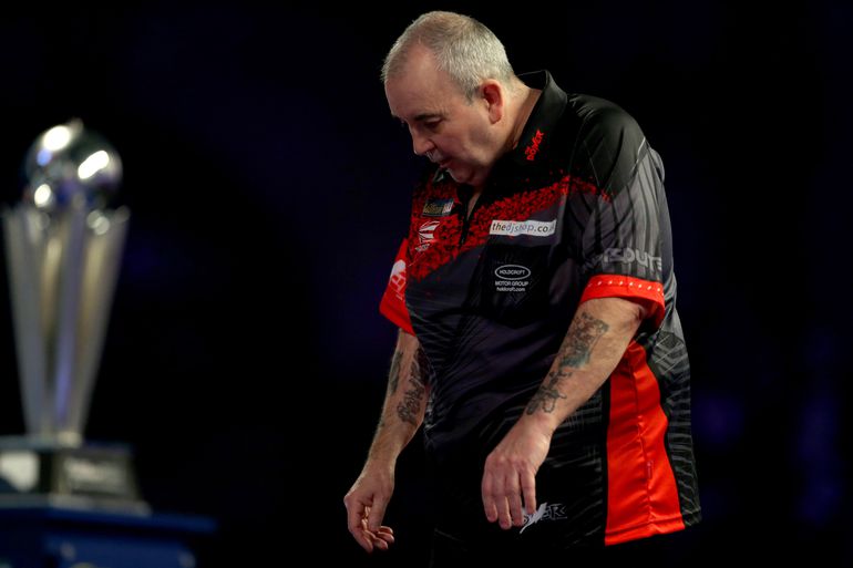 Triest einde voor Phil Taylor: dartslegende moet afzeggen voor afscheidstoernooi