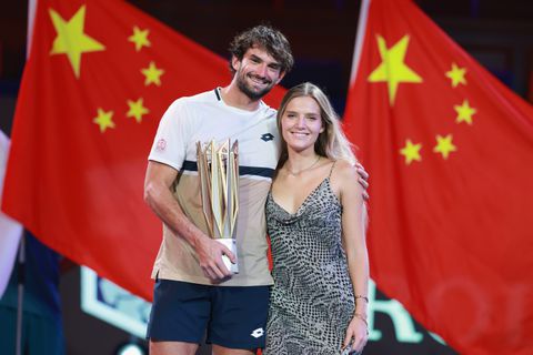 Geliefde van tennissensatie doet opmerkelijke onthulling: 'Dat stuurde ik naar zijn beste vriend'