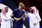 Jannik Sinner met de trofee op de Six Kings Slam in Saoedi-Arabië. © Getty Images