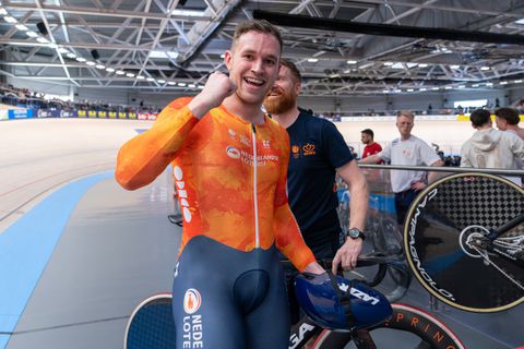 Verbluffend sterke Harrie Lavreysen verpulvert alles en iedereen op de keirin bij WK baanwielrennen