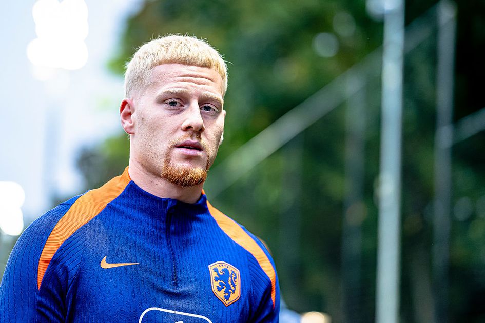 AZ-topspits Mexx Meerdink openhartig over 'heel zuur moment' bij Oranje: 'Mijn vader en moeder waren