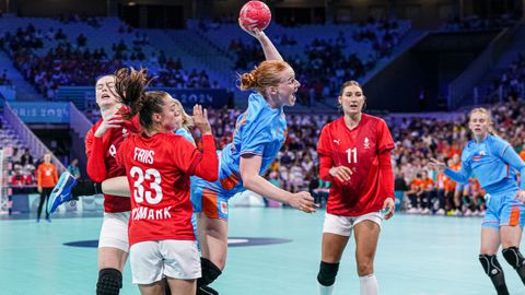 Nederland tegen de Deense handbalsters op de Olympische Spelen in 2024 © Getty Images