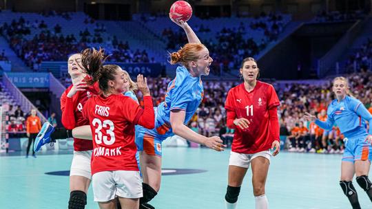 Handbalsters verzetten zich tegen verplichte kleding voor WK in Nederland: 'Ze voelen zich daar extreem onzeker over'