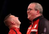 Nathan Aspinall en Stephen Bunting melden zich in bijzonder vaarwater voor het EK darts. ©Getty Images
