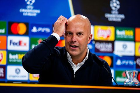 Verbijstering in Engeland om onthullende woorden Arne Slot over Liverpool: 'Dit geeft de tegenstander munitie'