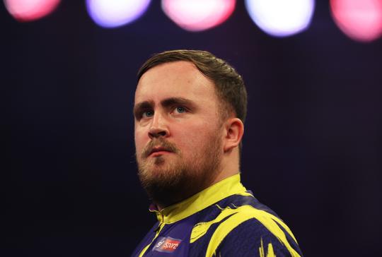 Wereldkampioen darts Luke Littler achtervolgd in gloednieuwe auto: 'Ik was zó nerveus'
