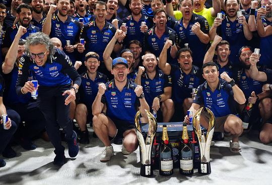 Dit is waarom Max Verstappen en Isack Hadjar extra hun best moeten doen: team hoopt op bonus